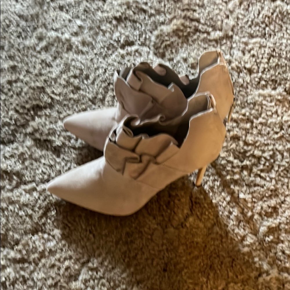 Pour La Victoire Cream Ankle Booties